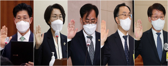 지난 4일 국회에서 열린 인사청문회에서 장관 후보자들이 선서하고 있다. 왼쪽부터 노형욱 국토교통부 장관 후보자, 임혜숙 과학기술정보통신부 장관 후보자, 박준영 해양수산부 장관 후보자, 문승욱 산업통상자원부 장관 후보자, 안경덕 고용노동부 장관 후보자. 연합뉴스